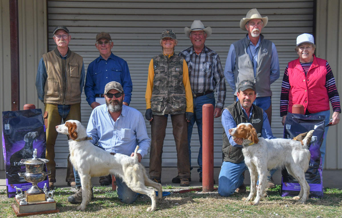 Victoire Nationale Derby Championship Winners. From L: Tom Tracy w/ Cedar Valley Luke, and Scott Johnson with  Piney Run White Lightning. Standing: Dr. Bob Rankin, Tom Milam, Jan Kilpatrick, Judges Dr. Alex Jacocks and Virgil Moore, and Mary Karbiner